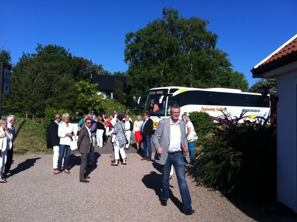 Bussen kommer med första dagens gäster. 