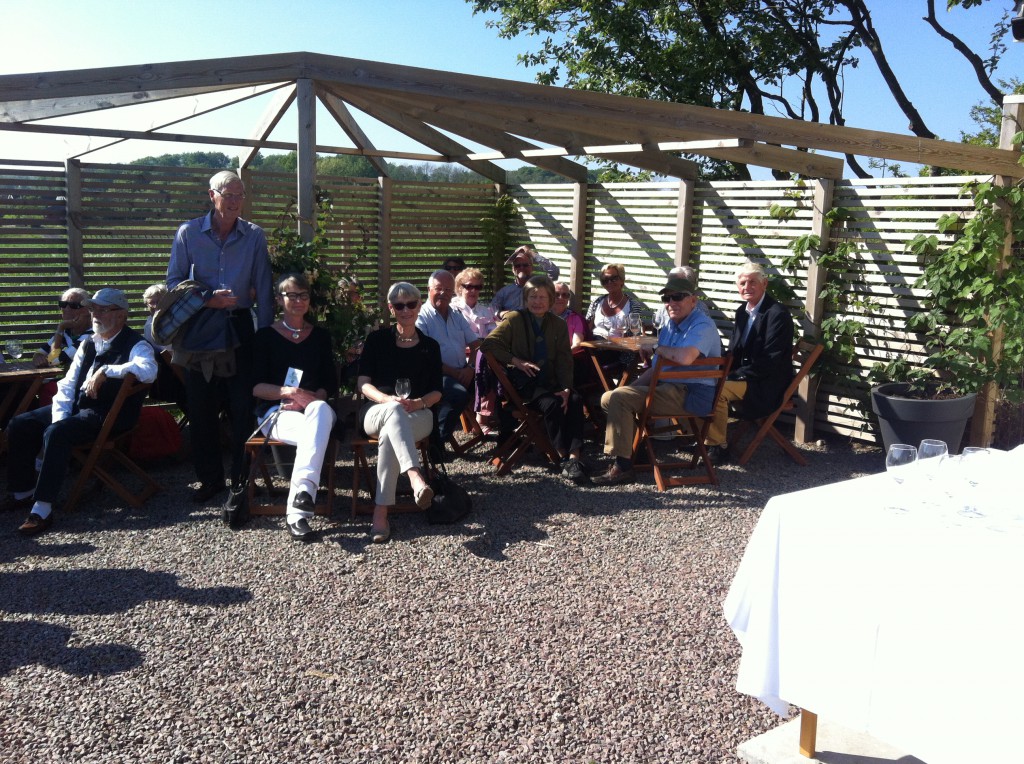 Provsmakningen ägde rum på vår fina uteplats.