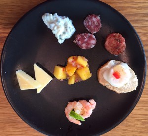 Exempel på smaktallrik som serveras vid våra vingårdsbesök. Innehållet kan variera.