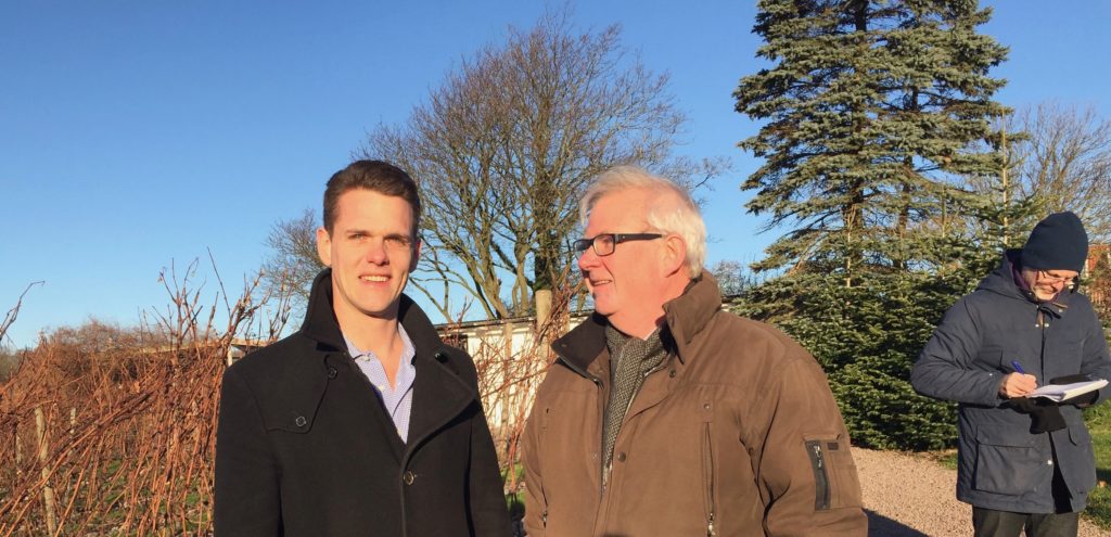 Christoffer Fjellner och C-M diskuterade hur gårdsförsäljning av vin kan bli möjligt även i Sverige.  